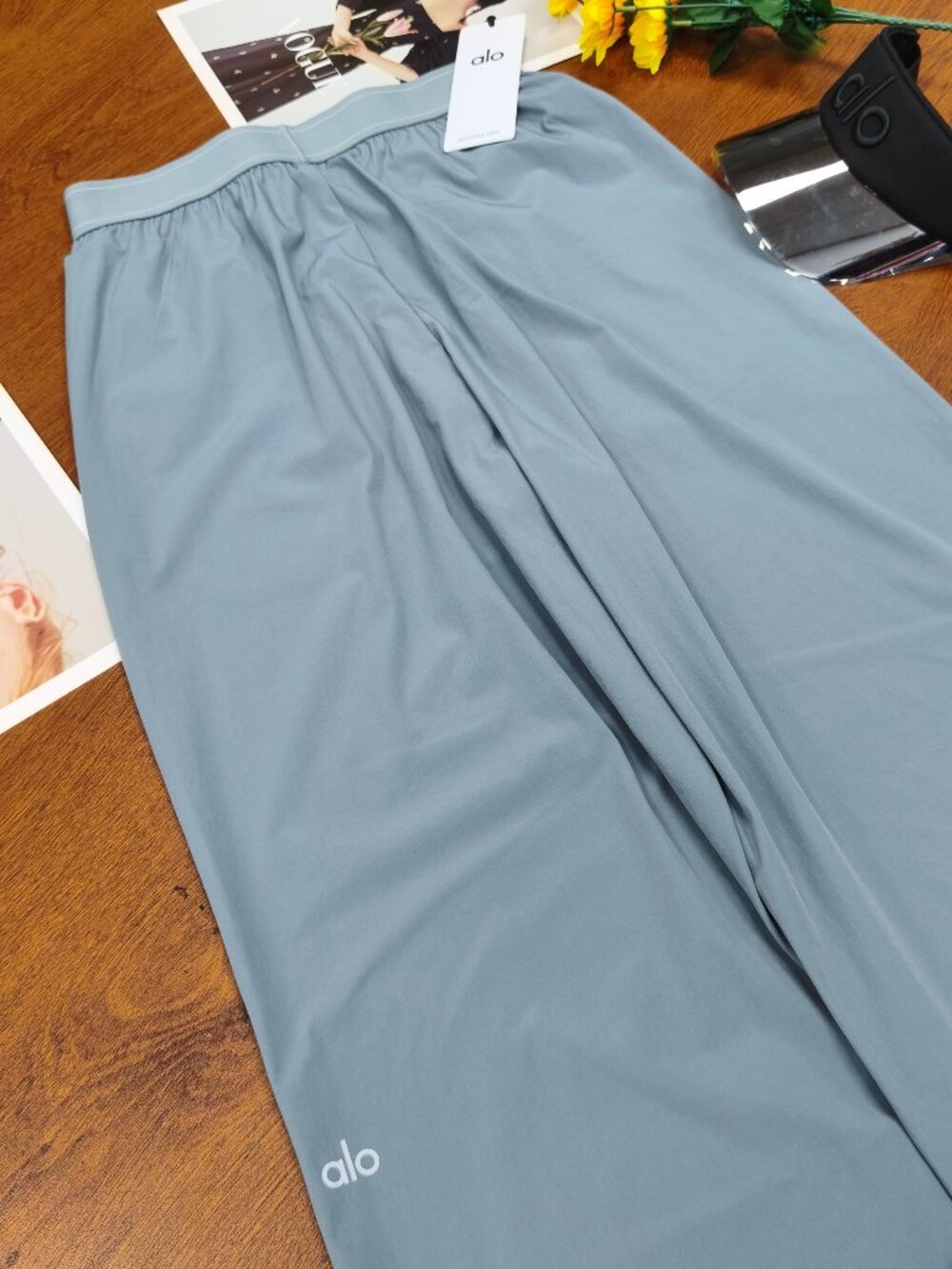 Alo Yoga NWT Steel Grey Pants Regular 30-inch😎Cool Girl Wardrobe Essentials⛄ - Picture 6 of 7